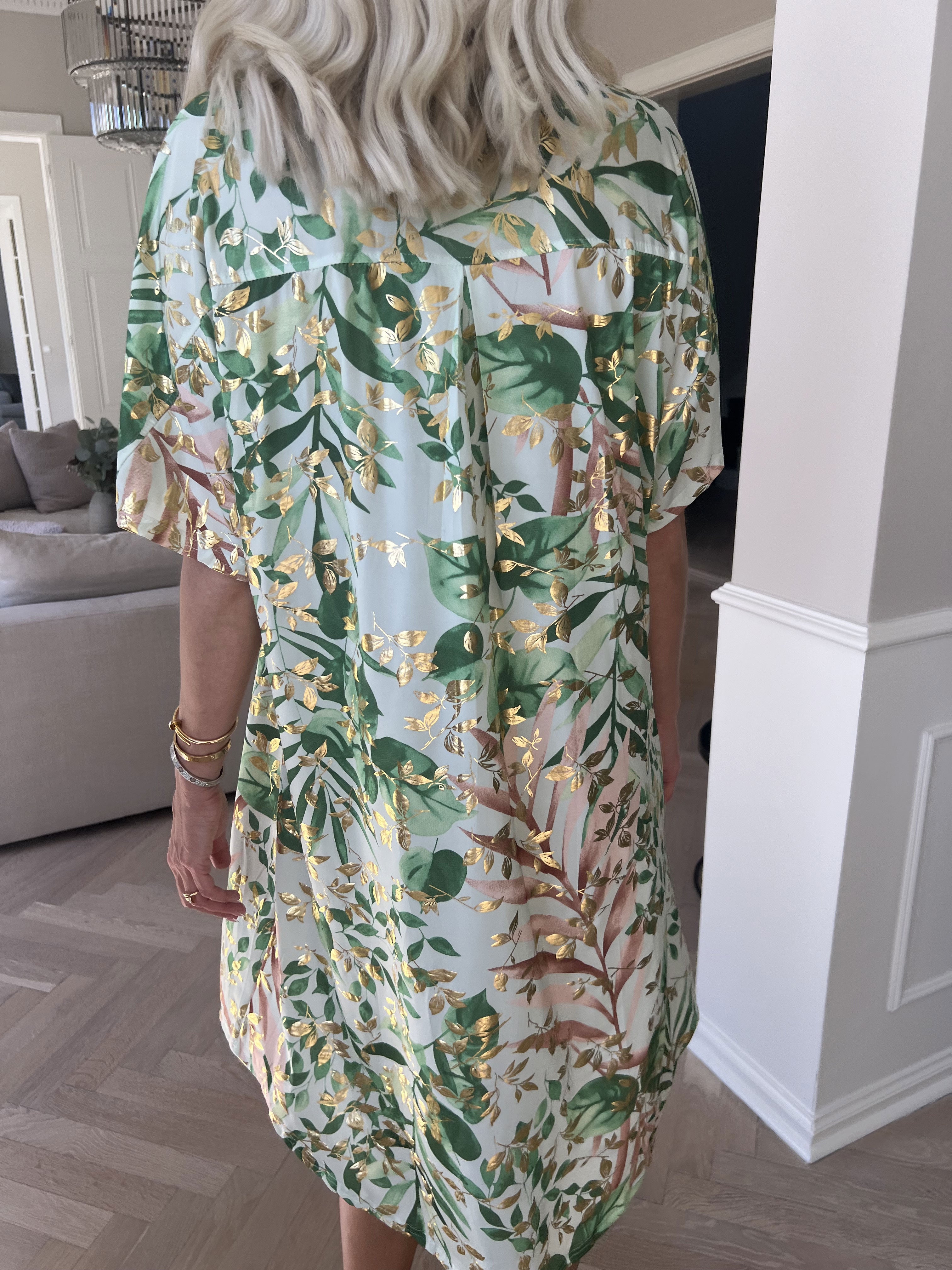 Ebba Gold Leaf Sleeveless - Skjortekjole i elastisk stof med bladprint